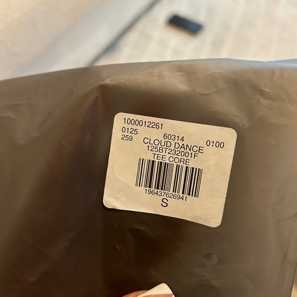 Men’s Size Small, Essentials Fear of God “Cloud Dance” Tee - Picture 5 of 5